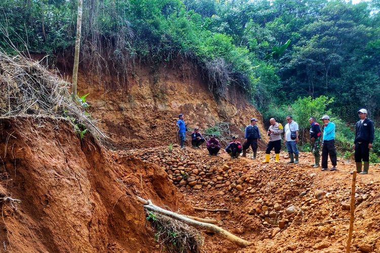 Pengecekan dari Polsek Lengkong di lokasi dua penambang emas ilegal tewas tertimbun longsor di Perkebunan Tugu Cimenteng, Desa Langkapjaya, Kecamatan Lengkong, Sukabumi, Jawa Barat, Kamis (8/6/2023).