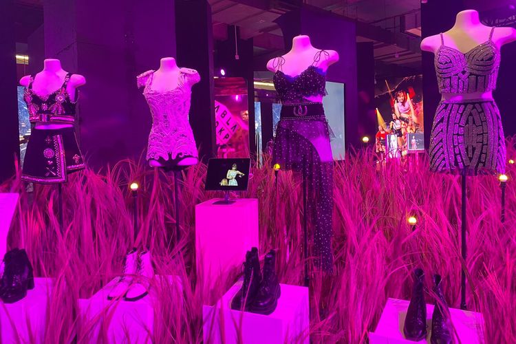 Salah satu properti pakaian yang ditampilkan di BLACKPINK Pop Up Store & Exhibition di Senayan Park, Jakarta. 