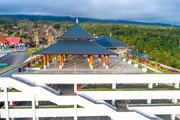 Kawasan Suci Pura Agung Besakih di lereng Gunung Agung, Karangasem, Bali yang direvitalisasi Waskita Karya. 