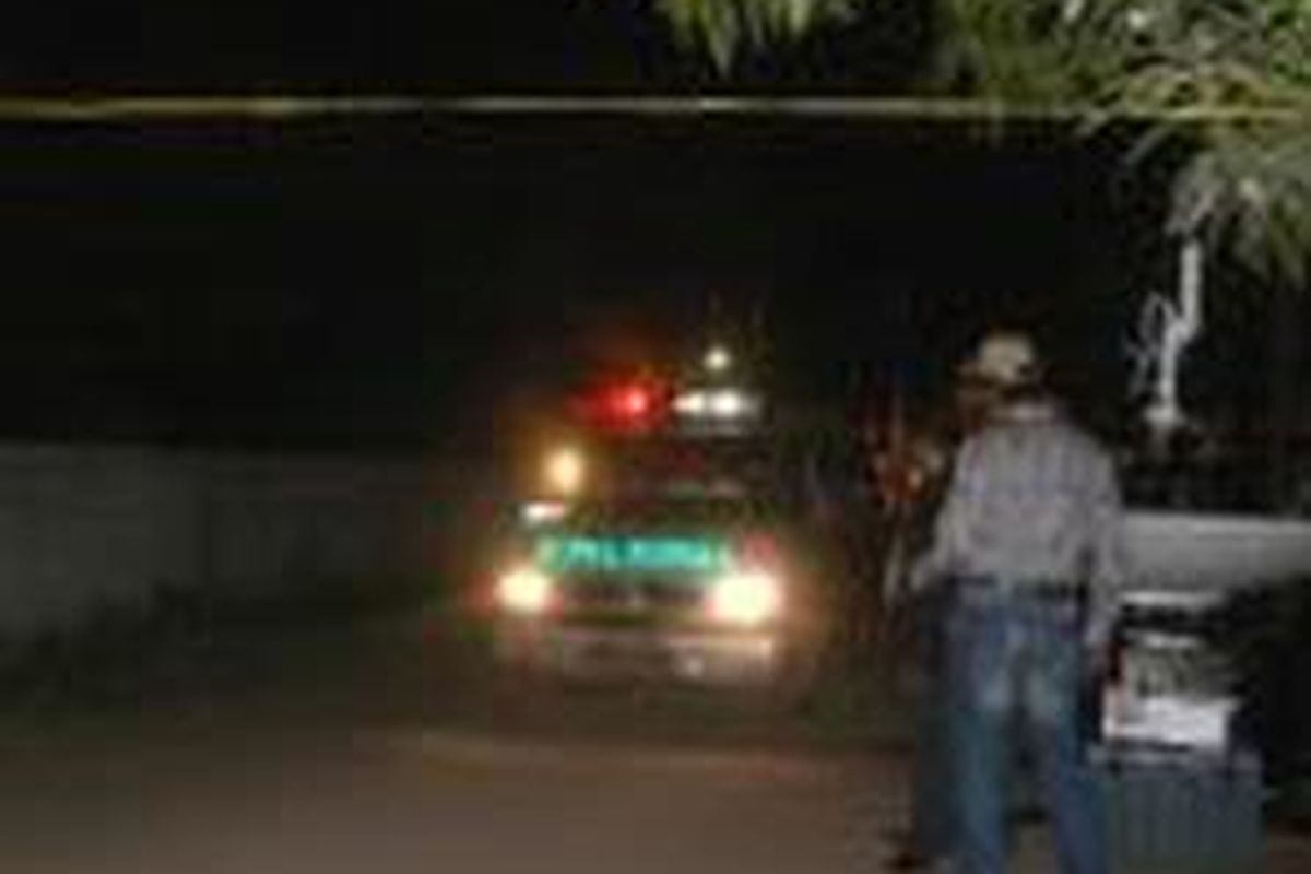 Dua jenasah teroris, yakni AR Setyawan dan Eko, akan dievakuasi dengan ambulance, Sabtu )8/8) dini hari sekitar pukul 03.50 di Perumahan Puri Nusapala, Jati Asih, Bekasi. Keduanya tewas saat digerebek polisi. 