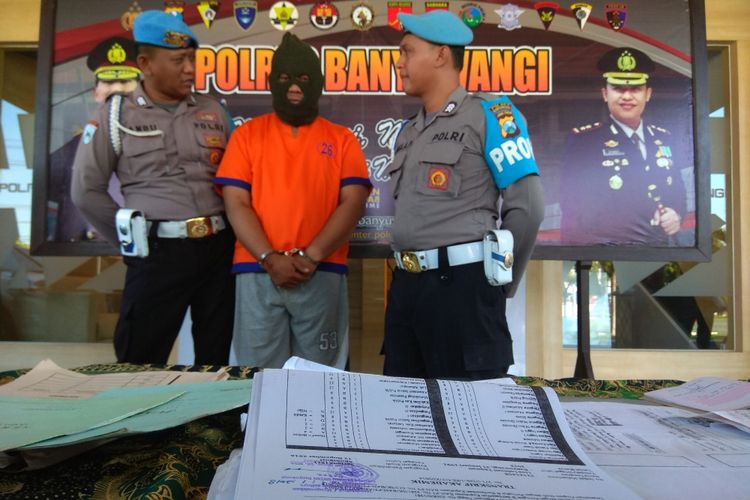 Eko Setyo Pribadi (41) karyawan swasta, warga Kelurahan Tukang Kayu Kecamatan Kota Banyuwangi diamankan pihak kepolisian karena menipu 13 korban yang dijanjikan menjadi PNS di lingkungan Pengadilan Agama Banyuwangi.