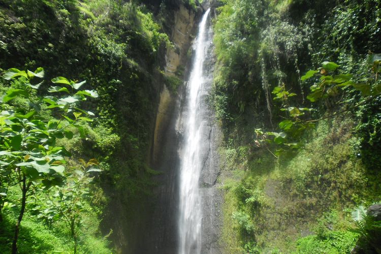 Air Terjun Sidoharjo di Samigaluh, Kulon Progo yang merupakan air terjun tertinggi yang ada di Provinsi DI Yogyakarta.