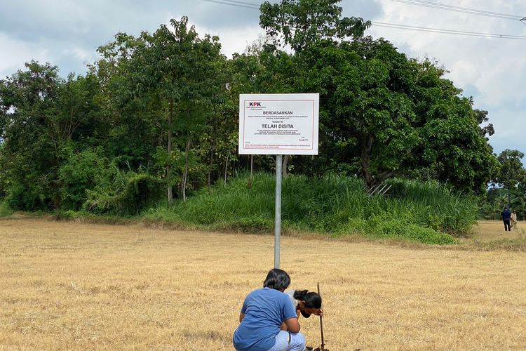 Penyidik Komisi Pemberantasan Korupsi (KPK) menyita dan memasang plang sita di delapan bidang lahan milik Bupati nonaktif Probolinggo Puput Tantriana Sari.