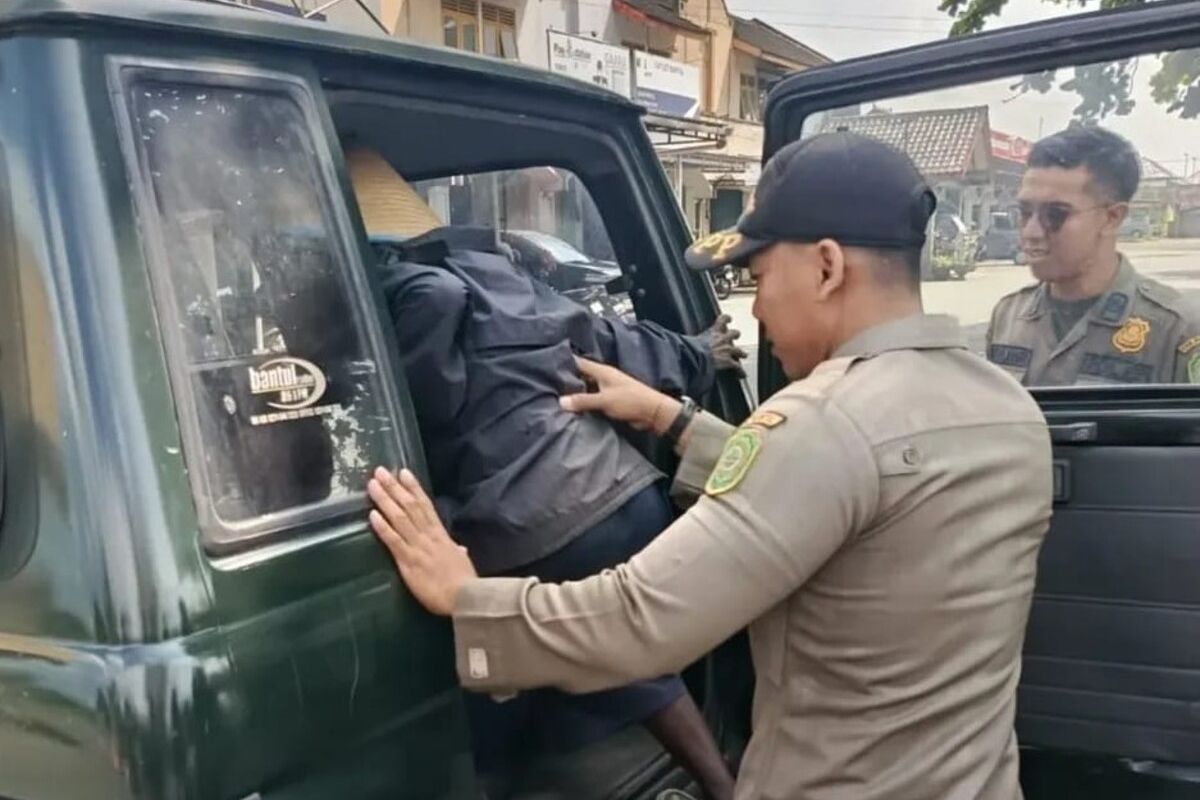 Petugas Satpol-PP Bantul mengamankan pengemis di Simpang Bakulan, Jetis.