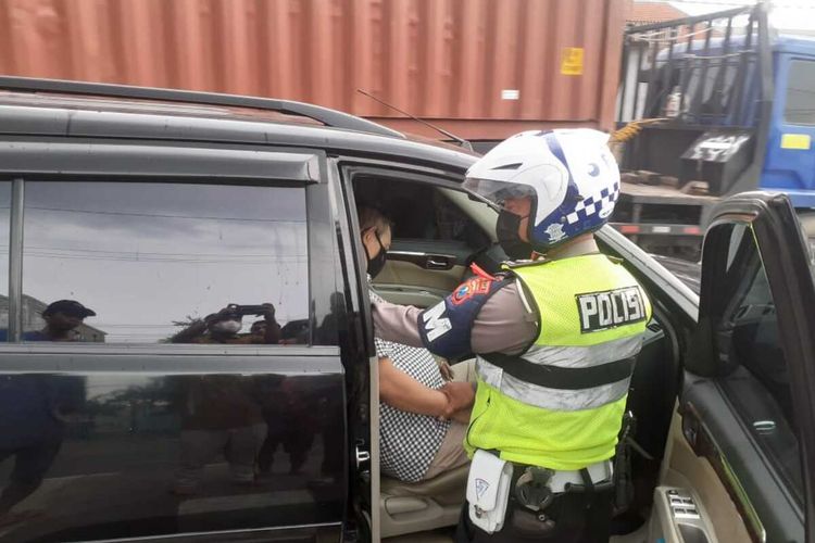 Aiptu Yully Pranoto (50) Saat Akan Mengevakuasi Masruchin (57) Warga Geluran yang Tewas di Dalam Mobil Pajero Miliknya di depan McD Galuran, Taman Sidoarjo, Senin (3/1/2022).