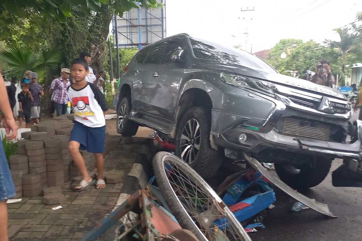 Pajero Sport maut yang menabrak empat penarik becak di Jalan KH Ahmad Dahlan, kawasan pasar Gubah, Palembang, Sumatera Selatan, Kamis (16/12/2021). Akibatnya satu pengemudi becak tewas di tempat dan tiga mengalami luka-luka.