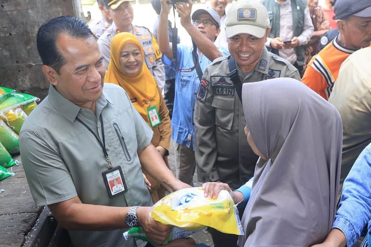Warga Kota Probolinggo mengantre untuk mendapatkan beras dengan harga murah, Rabu (28/2/2024)
