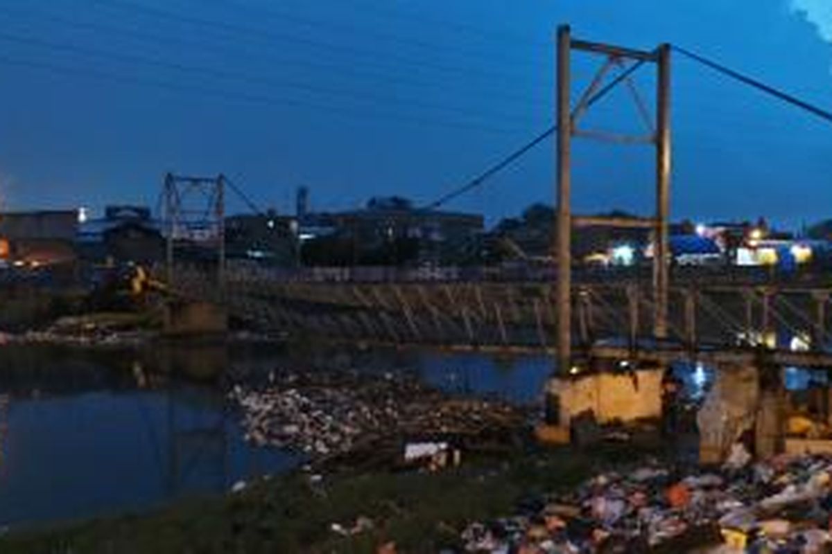 Jembatan Setiakawan yang menghubungkan Grogol Petamburan Jakarta Barat dengan Duri Pulo Jakarta Pusat nyaris putus. Dinas Pekerjaan Umum DKI tengah berupaya menutup akses jembatan tersebut. Foto ini diambil Sabtu (14/6/2014).