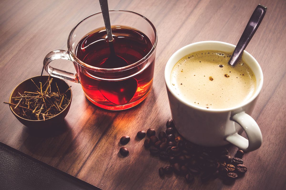 Ilustrasi teh dan kopi. Lebih sehat teh atau kopi, keduanya sama-sama mengandung kafein. Berbagai studi telah menunjukkan manfaat dan efek samping konsumsi kafein, baik pada kopi maupun teh.