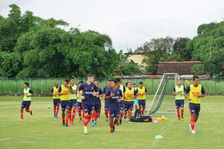 Tim Madura United saat berlatih di Lapangan Sepak Bola Yogyakarta International School. 