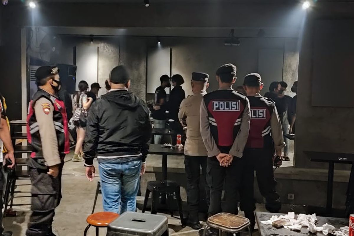 Polresta Malang Kota melakukan razia di tempat hiburan dan kafe dalam rangka menegakkan aturan protokol kesehatan Covid-19 pada Kamis (4/3/2022) lalu. 