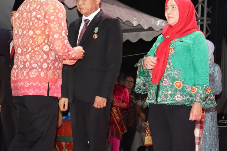 Menkop UMKM, Teten Masduki (batik merah) menyerahkan penghargaan dari Presiden kepada Wali Kota Bandar Lampung, Eva Dwiana (batik hijau) pada puncak Hari UMKM Nasional, di Palembang, Sumatera Selatan (5/9/2024).

