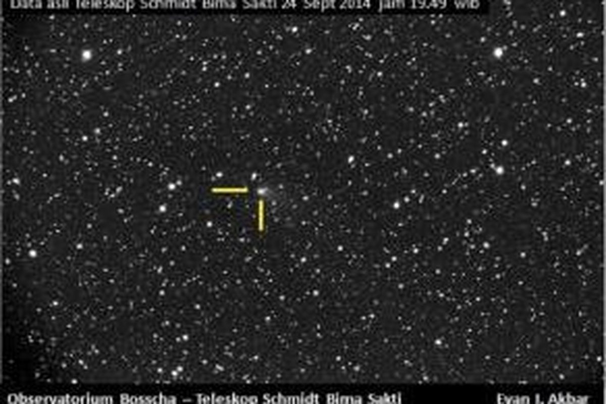 Penampakan komet Siding Spring dalam foto Ivan I Akbar. Komet tampak jelas dan berekor di bagian tengah. Magnitudo komet saat pengamatan  9,2. 