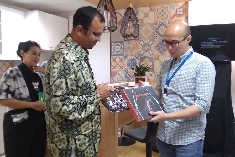 Presiden Direktur PT Unilever Indonesia Tbk (UNVR) (kiri), saat berkunjung ke Menara Kompas dalam acara CEO Talk Kompas100 di Jakarta, Jumat (4/10/2019).