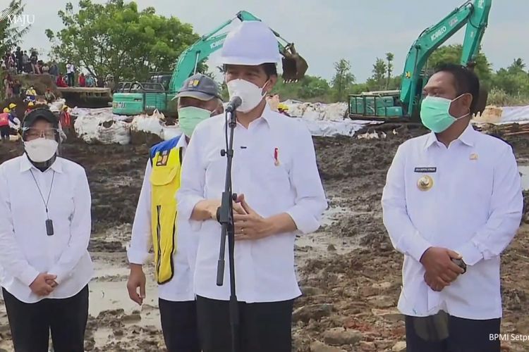 Foto tangkapan layar Presiden Joko Widodo menijiau lokasi jebolnya tanggul Citarum di Kabupaten Bekasi, Jawa Barat, Rabu (24/2/2021).