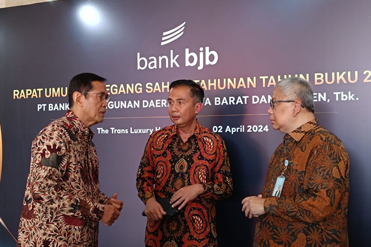 Penjabat Gubernur Jabar Bey Machmudin (tengah) sedang mengobrol dengan Direktur Utama bank bjb Yuddy Renaldi usai RUPST di Bandung, Selasa (2/4/2024).