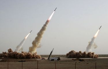 Foto yang dirilis pada 10 Juli 2008 oleh situs berita Garda Revolusi Iran, Sepah News, memperlihatkan tiga rudal meluncur di udara dari lokasi yang dirahasiakan pada 9 Juli 2008.
