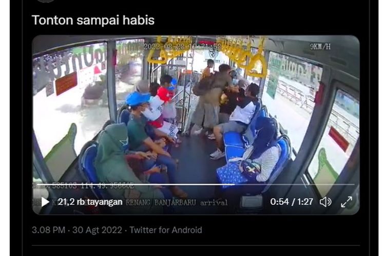 Video viral pria menyerang wanita di bus
