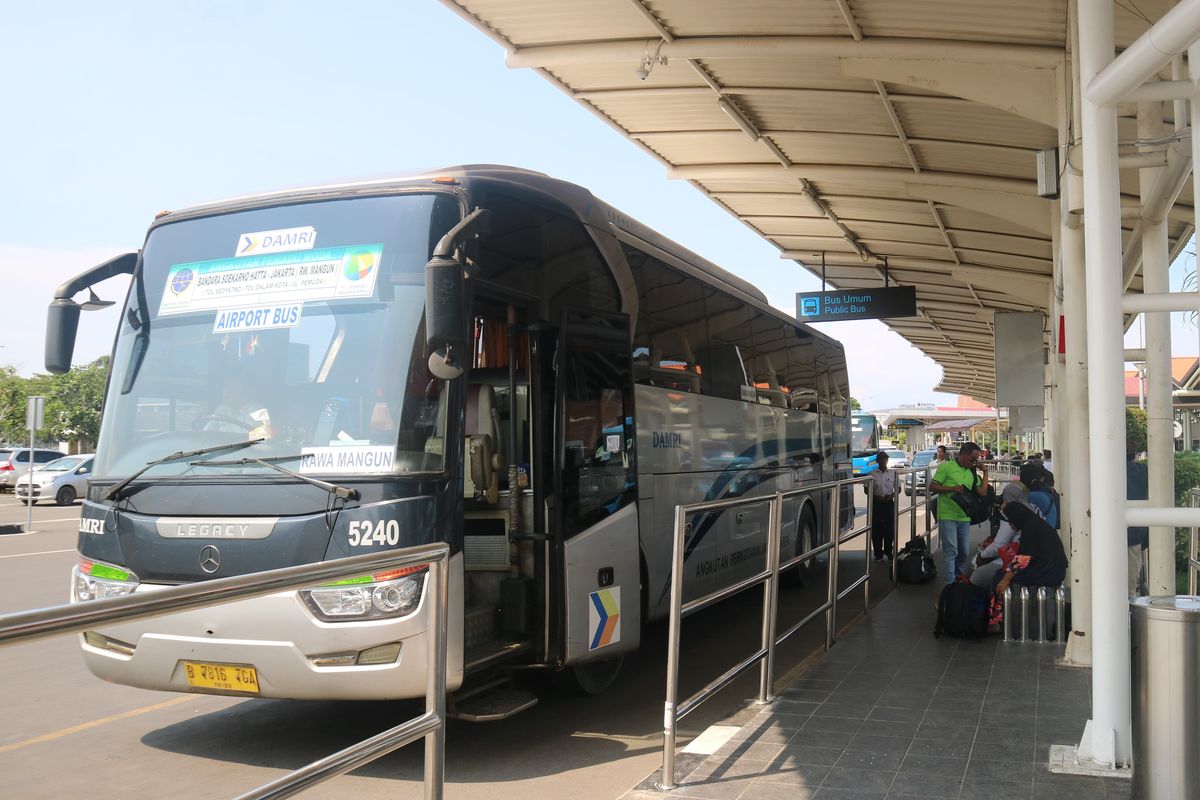 Bus DAMRI yang sedang mengangkut penumpang di shelter bus Terminal 1 Bandara Soekarno-Hatta