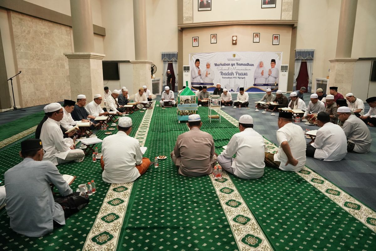 Suasana kegiatan tadarusan yang dilakukan oleh jajaran Pemkab HST.