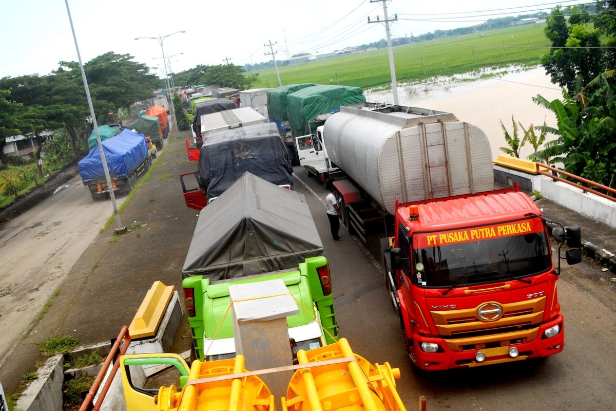 Kemacetan panjang kendaraan yang didominasi truk muatan besar mengular di ruas jalan jalur Pantura wilayah Kabupaten Pati, Jawa Tengah menuju Kabupaten Rembang, Jateng, Jumat (3/3/2023) siang. 