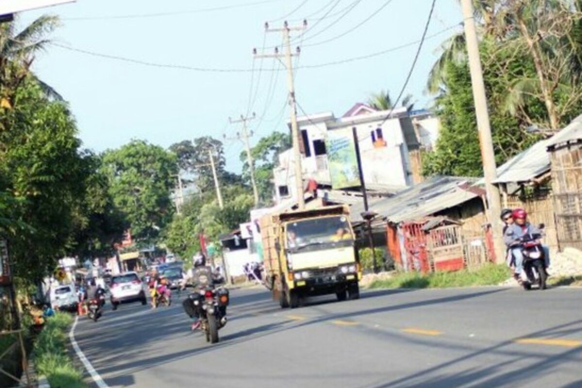 Sebuah kendaraan truk melintas jalur Puncak Cianjur, Jawa Barat. Jelang libur panjang akhir pekan ini kendaraan besar dilarang melintasi jalur tersebut.