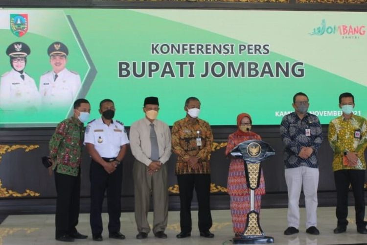 Bupati Jombang Mundjidah Wahab menggelar konferensi pers terkait kerusakan jalan poros kabupaten, di Pendopo Kabupaten Jombang, Jawa Timur, Kamis (25/11/2021).
