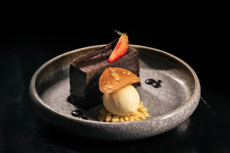 Almond Chocolate Cake yang merupakan hasil kolaborasi antara Vong Kitchen dan restoran Wayan New York, Rabu (13/3/2024).