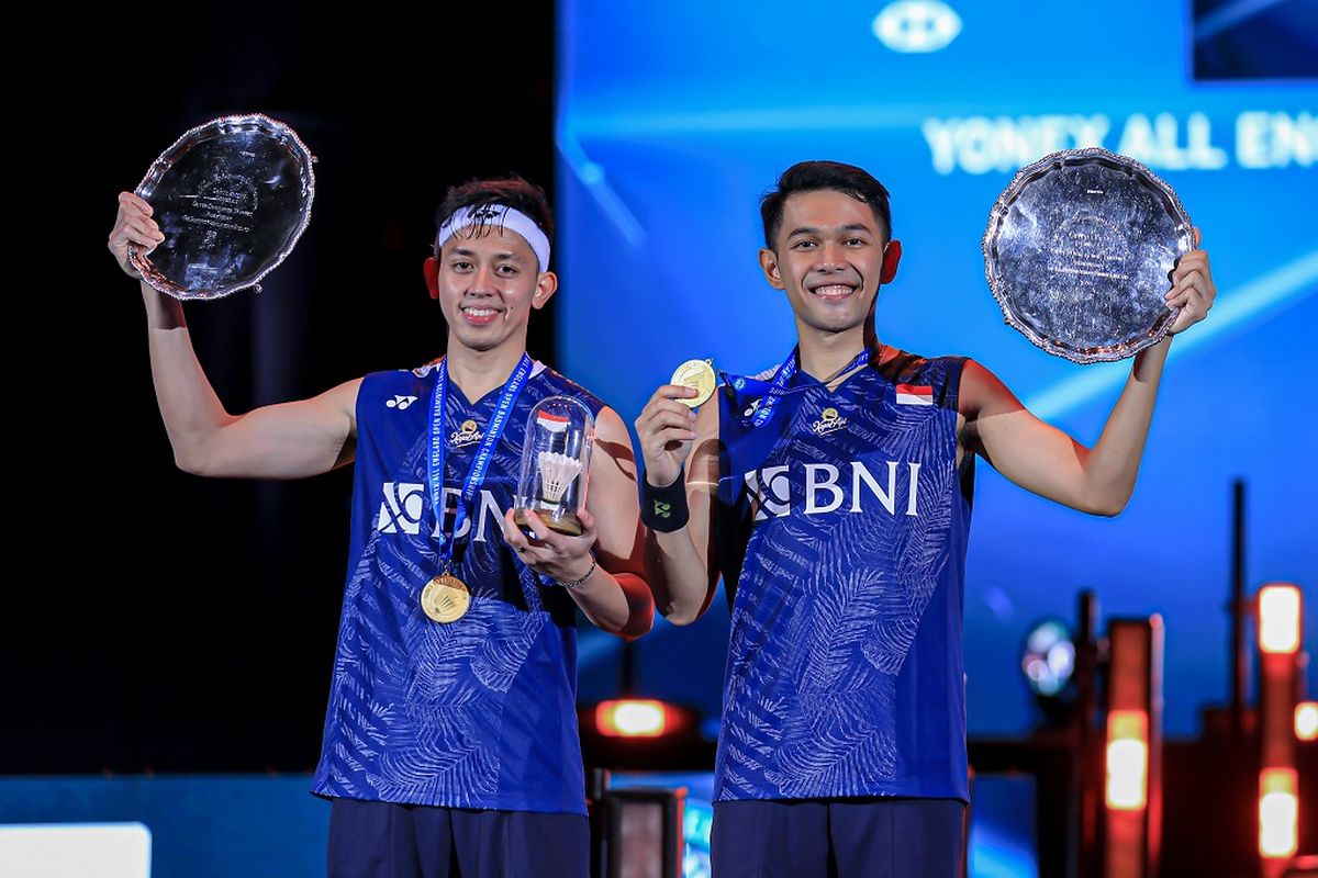 Ganda putra Indonesia Fajar Alfian/Muhammad Rian Ardianto merayakan gelar juara All England 2023 seusai memenangi partai puncak kontra Mohammad Ahsan/Hendra Setiawan di Utilita Arena Birmingham, Inggris, pada Minggu (19/3/2023) malam WIB.