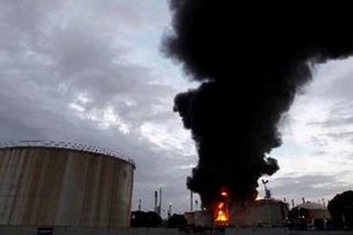 Kebakaran terjadi di tangki Pertamina Refinery Unit IV Cilacap, Jawa Tengah, Minggu (3/4/2011). Hingga kini, petugas masih berupaya memadamkan api yang melalap tangki pertamina sejak Sabtu pagi. 