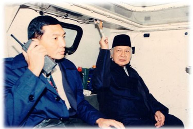 Komandan Grup A Paspampres Sjafrie Sjamsoeddin ketika mengawal Presiden ke-2 RI Soeharto saat berkunjung ke Bosnia pada 1995.