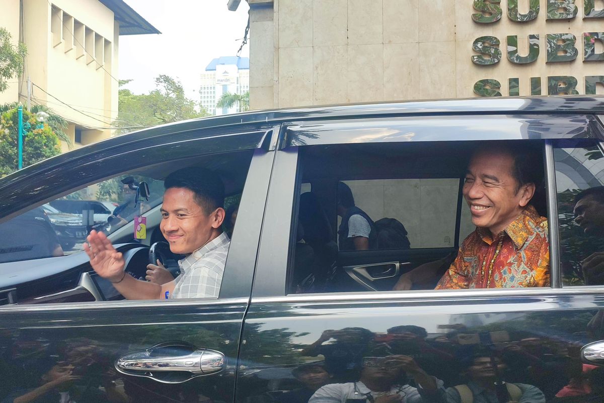 Jokowi usai menjalani pelaporan di Polda Metro Jaya, Rabu (30/4/2025)