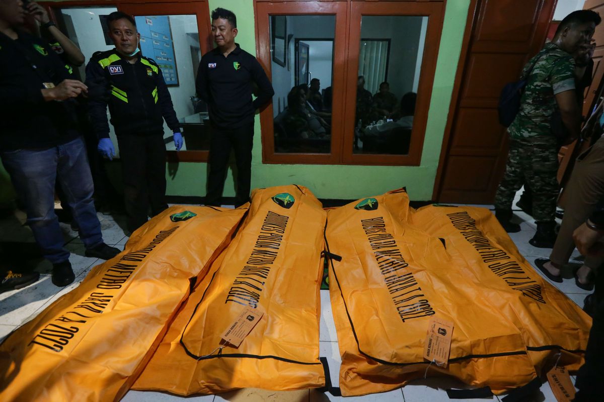 Kantung-kantung berisi jenazah korban kebakaran Depo Pertamina Plumpang dievakuasi di Markas Koramil Koja, Jakarta Utara, Jumat (3/3/2023). Kebakaran ini mengakibatkan 16 orang meninggal dunia dan 50 orang luka-luka.