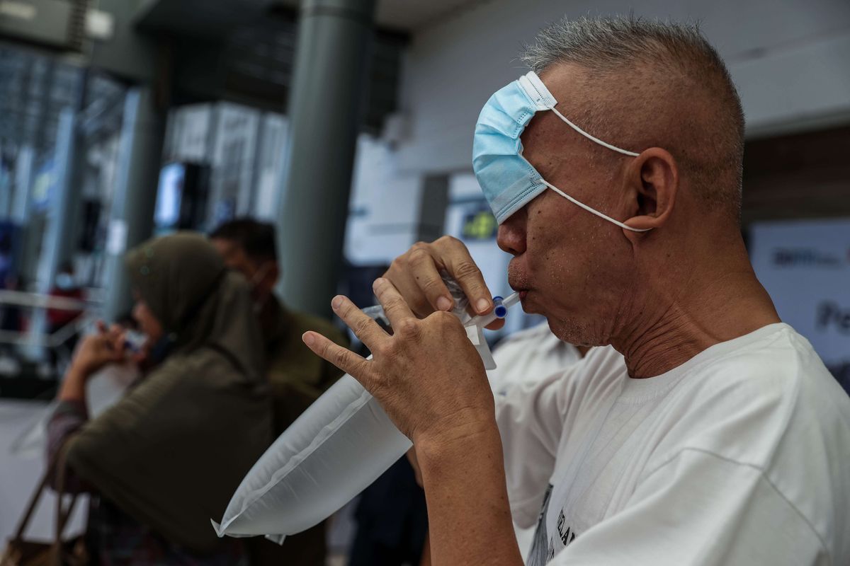 Calon penumpang kereta api jarak jauh mengikuti pemeriksaan sampel napas GeNose C19 di Stasiun Pasar Senen, Jakarta Pusat, Kamis (4/2/2021). Mulai 5 Februari 2021, PT KAI menyediakan layanan pemeriksaan GeNose C19 di Stasiun Pasar Senen dan Stasiun Yogyakarta sebagai syarat untuk naik kereta api jarak jauh.