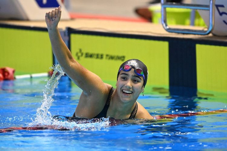 Atlet renang Indonesia Masniari Wolf berselebrasi usai memenangi laga final nomor women's 50m backstroke cabang olahraga renang SEA Games 2023, Minggu (7/5/2023).
