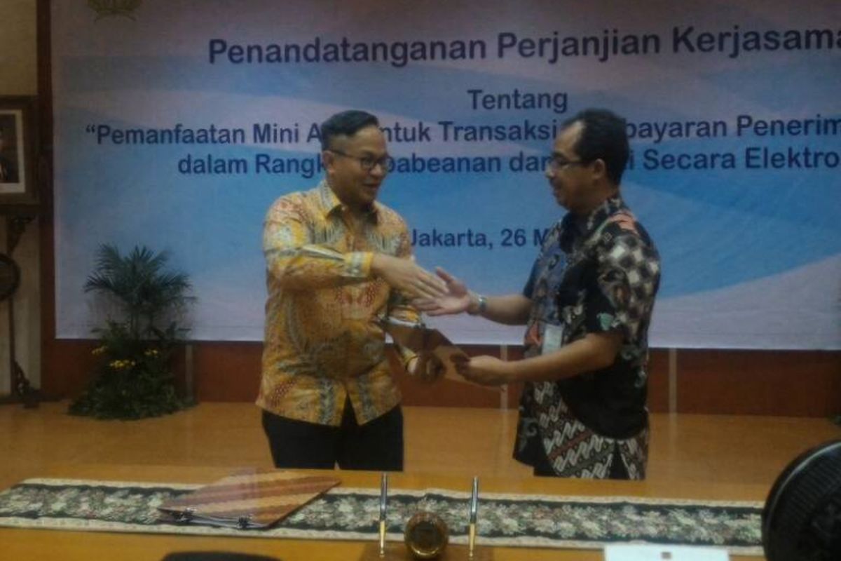 Penandatanganan kerja sama antara PT Bank Mandiri (Persero) Tbk dengan Direktorat Jenderal Bea dan Cukai di Jakarta, Jumat (26/5/2017).