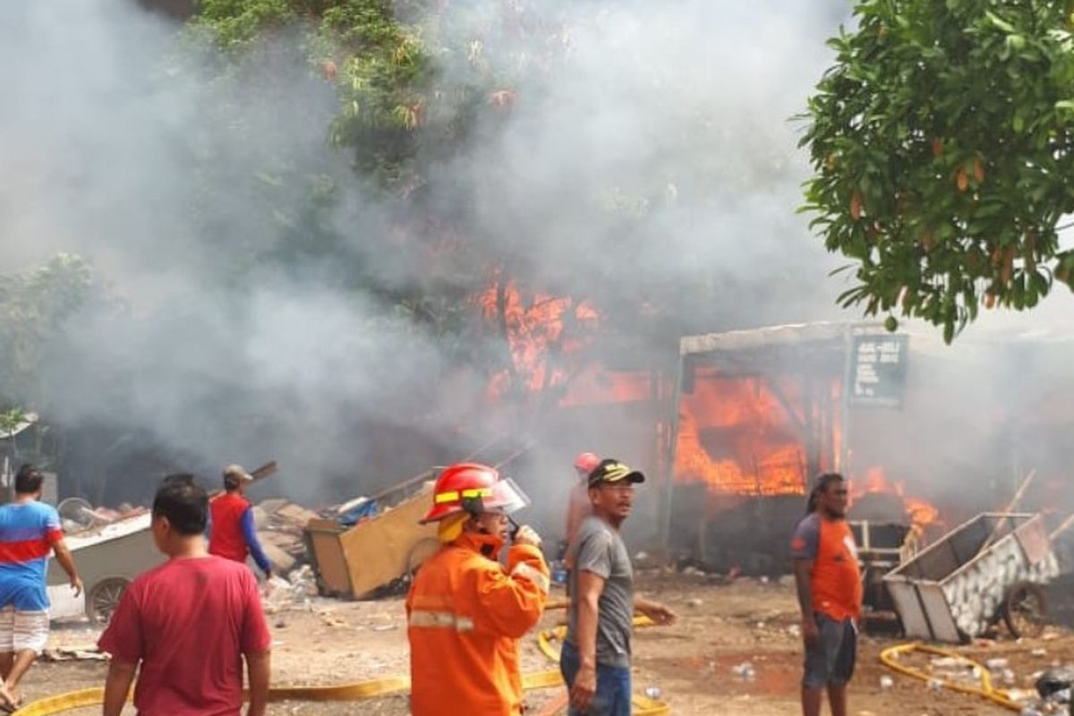 35 rumah bedeng tempat lapak sampah olahan plastik terbakar di kawasan Kedoya Jakarta Barat pada Minggu (24/6/2018).