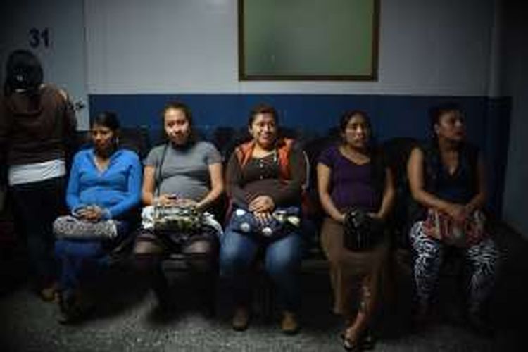 Sejumlah wanita hamil menunggu giliran pemeriksaan terkait merebaknya virus Zika, di tempat persalinan Guatemalan Social Security Institute (IGSS), di Kota Guatemala, 26 Januari 2016.