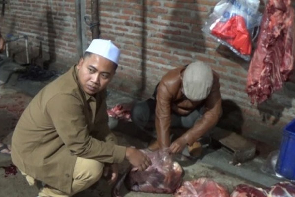Kasatreskrim Polres Magetan AKP Angga Perdana saat mendatangi sebuah tempat pemotongan sapi di Magetan yang diduga melakukan praktik gelonggongan sebelum daging dijual. Diduga pelaku lebih dulu merendam sapi selama 2 jam sebelum digelonggong.