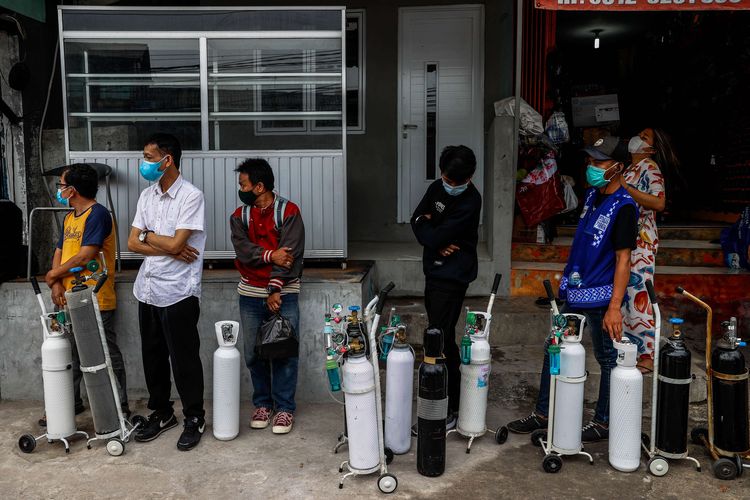 People queue to refill oxygen gas cylinders at Medical Oxygen at South Jakarta, on Thursday (1/7/2021).