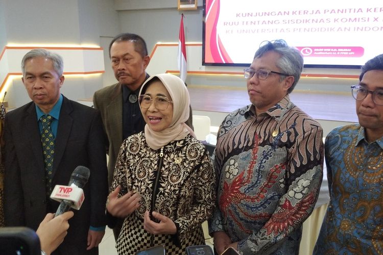 Ketua Komisi X Ingin Dahulukan Kesejahteraan Guru jika Anggaran MBG Dipisah