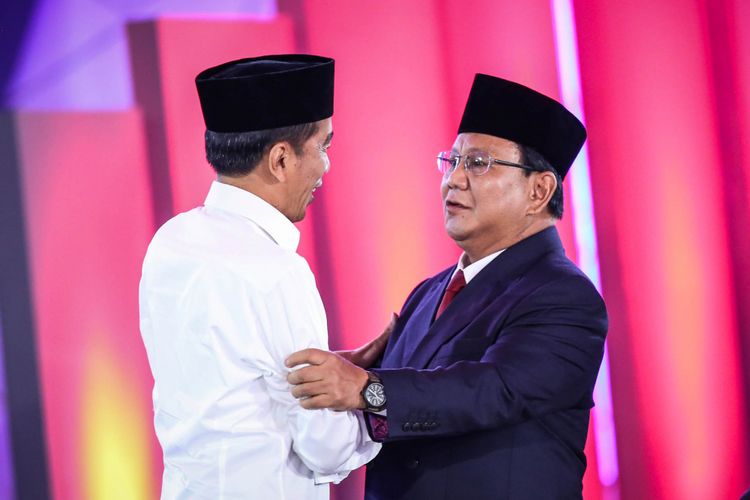 Calon presiden nomor urut 1, Joko Widodo berjabat tangan dengan calon presiden nomor urut 2 Prabowo Subianto setelah debat pilpres pertama di Hotel Bidakara, Jakarta Selatan, Kamis (17/1/2019). Tema debat pilpres pertama yaitu mengangkat isu Hukum, HAM, Korupsi, dan Terorisme.