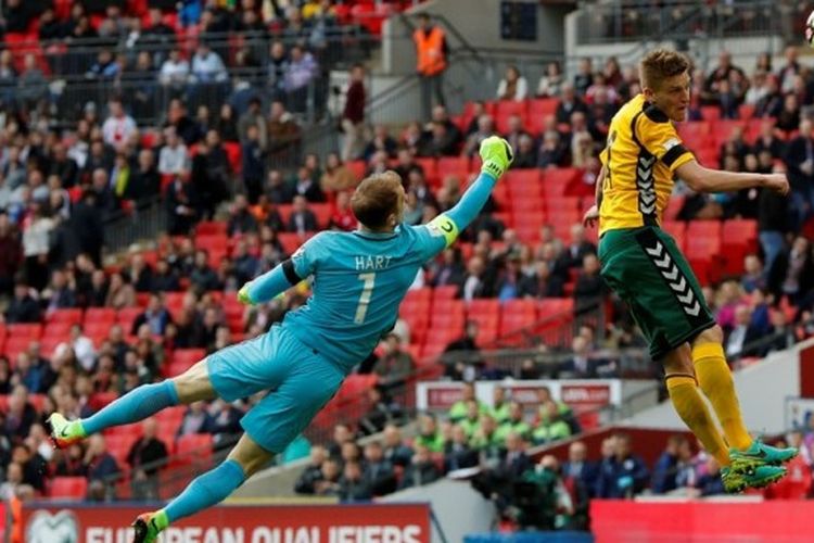 Kiper Inggris, Joe Hart, berduel dengan gelandang Lithuania, Vykintas Slivka (kanan), dalam laga Grup F Kualifikasi Piala Dunia 2018 zona Eropa di Stadion Wembley, London, Inggris, pada 26 Maret 2017.