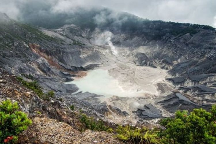 Kawah Ratu di Gunung Tangkuban Parahu, Bandung