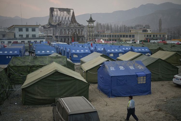 Suasana tempat penampungan sementara akibat gempa China, di alun-alun utama di Dahejia, Kabupaten Jishishan, Provinsi Gansu.