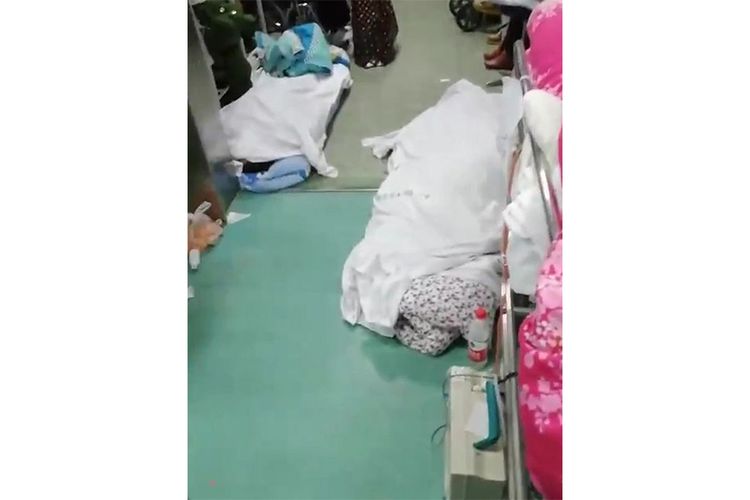 Potongan gambar dari sebuah video yang beredar di Weibo, China, memperlihatkan mayat yang diduga korban corona virus tergeletak di selasar rumah sakit di Wuhan.
