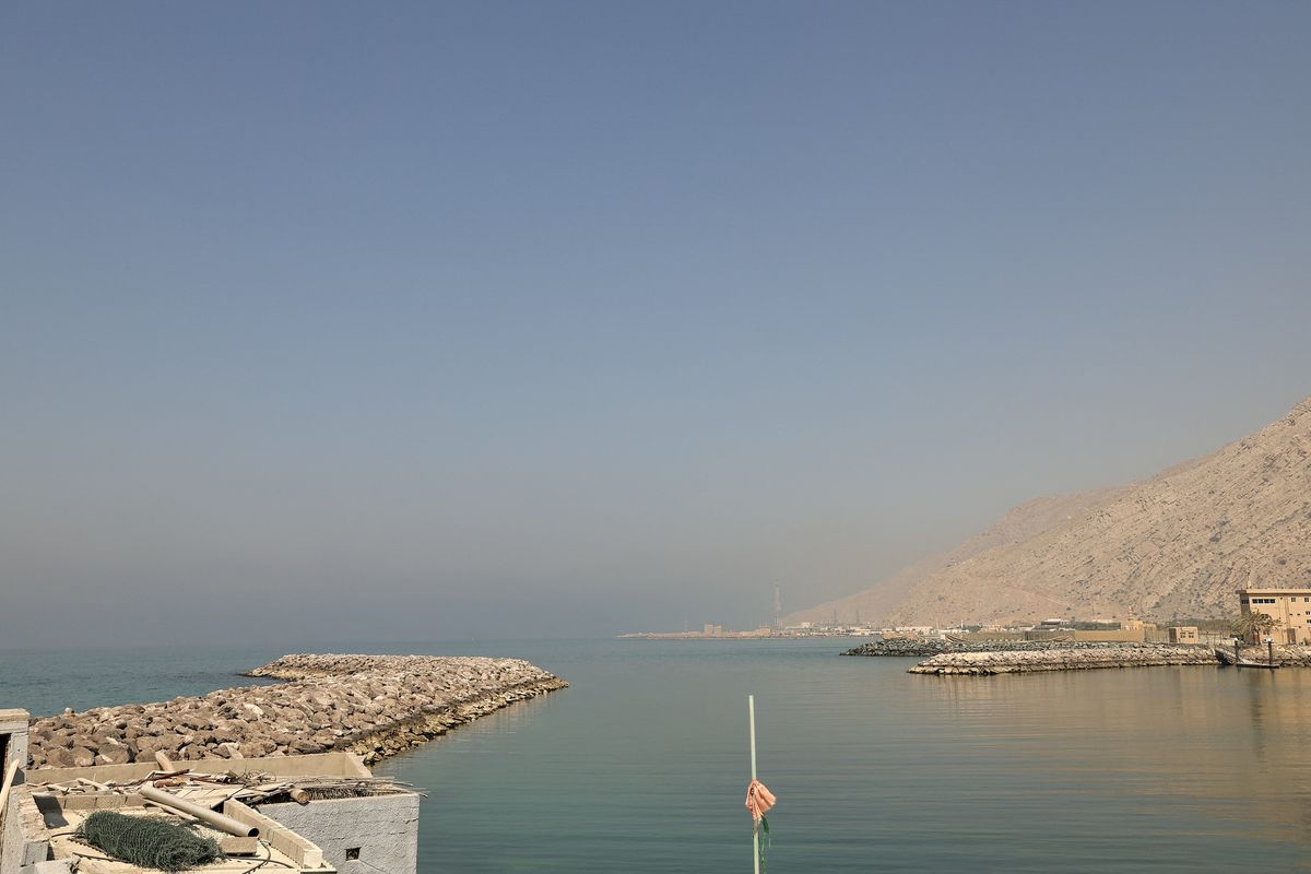 Pelabuhan Al Aqir di Selat Hormuz, difoto dari Ras Al Khaimah, Uni Emirat Arab, 25 Februari 2026. Serangan AS dan Israel ke Iran sejak Sabtu (28/2/2026) memicu lonjakan harga minyak global. Lantas, apa hal itu picu transisi energi di Indonesia?