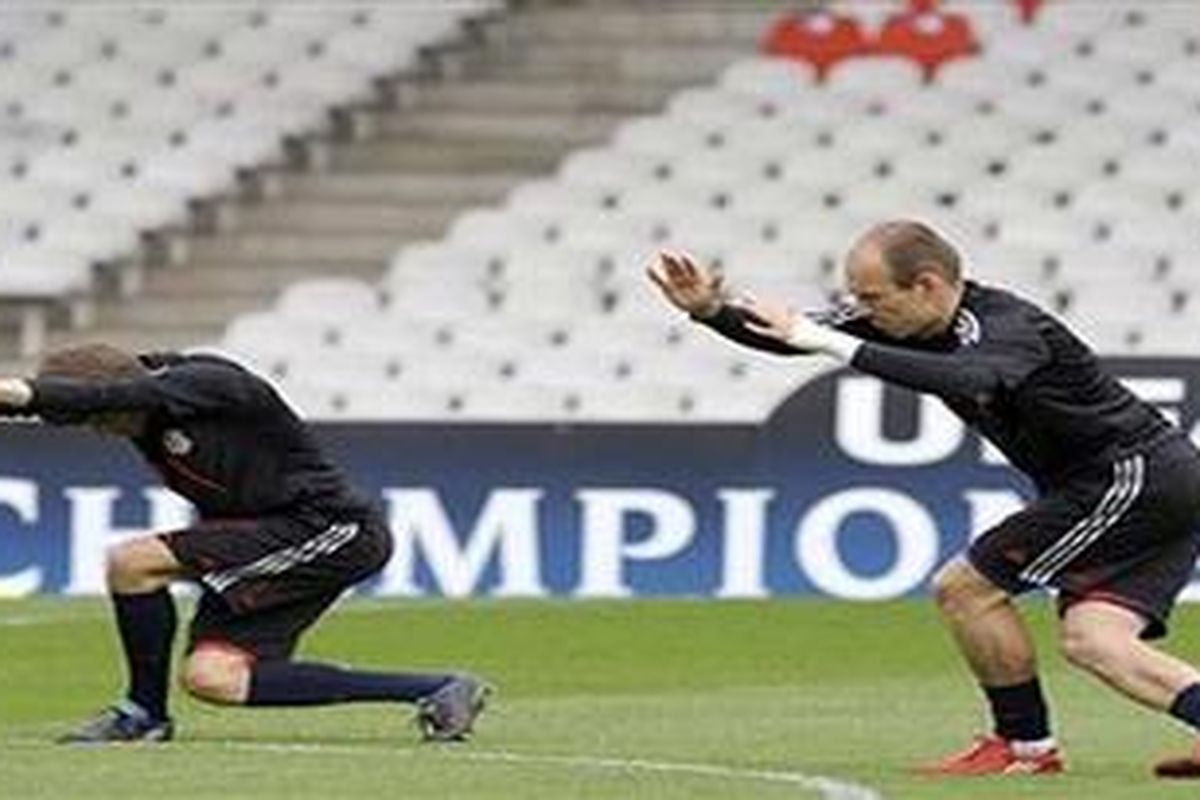 Pemain Bayern Muenchen, Arjen Robben (kanan), dikabarkan mencekik dan memukul rekannya, Thomas Mueller (kiri).