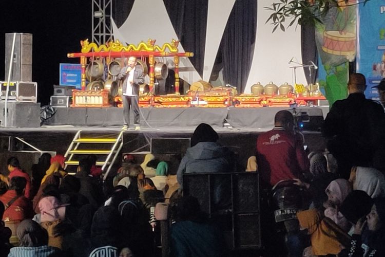 Perhelatan kesenian Gelar Seni Pertunjukan Rakyat yang berlangsung selama lima hari di pinggir Waduk Sermo, Kabupaten Kulon Progo, Daerah Istimewa Yogyakarta. Tampak Sekretaris Daerah Kulon Progo, Triyono memberi sambutan.