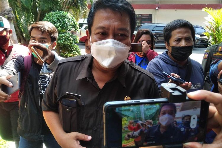 Kepala Dinas Pendidikan Nganjuk, Sopingi, yang diminta menjadi saksi dalam proses penyitaan berkas di Kantor BKD Nganjuk, Senin (10/5/2021).